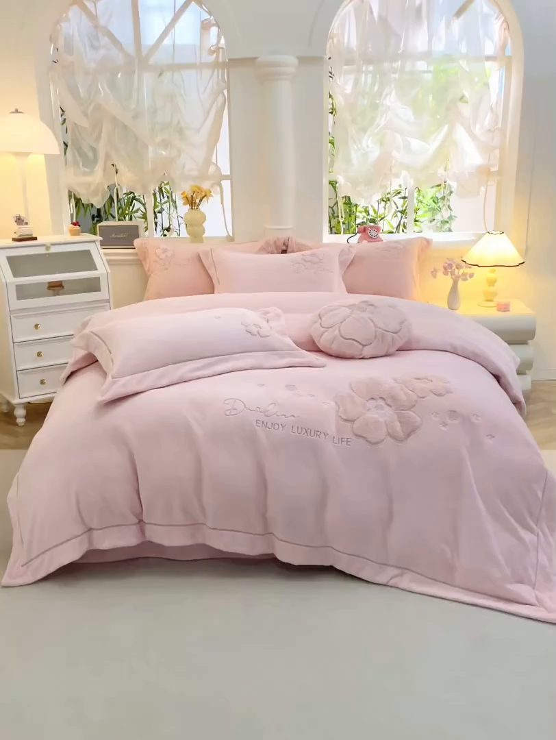 91家纺网 家纺一手货源 找家纺 棉生活家纺 2025新款高奢工艺260克A类牛奶绒兔毛贴布绣四件套-秀妍 秀妍-樱花粉