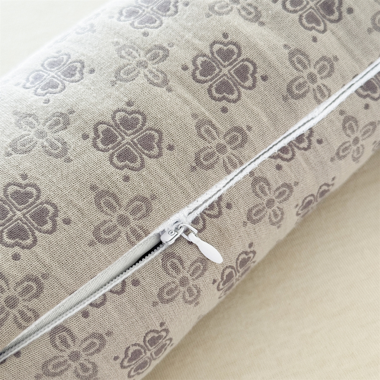 91家纺网 家纺一手货源 找家纺 麦肯锡 2025新款双层纱圆柱荞麦枕 枕头枕芯 灰色/只