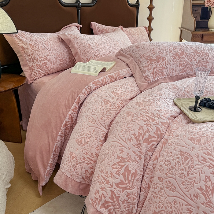 91家纺网 家纺一手货源 找家纺 （总）慕晨 2025新款高克重雕花牛奶绒法式风大宽边拼角吊边床单四件套