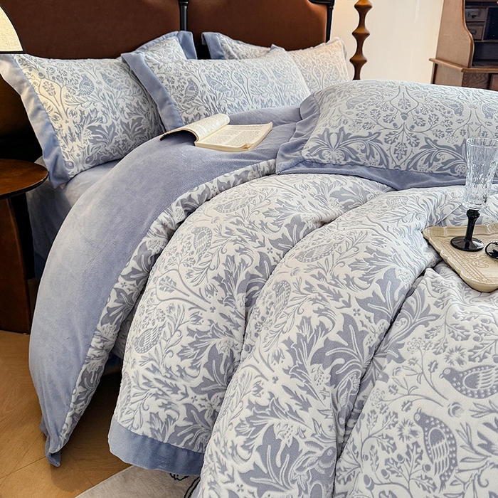 91家纺网 家纺一手货源 找家纺 （总）慕晨 2025新款高克重雕花牛奶绒法式风大宽边拼角吊边床单四件套