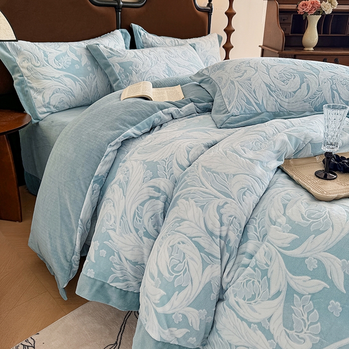 91家纺网 家纺一手货源 找家纺 （总）慕晨 2025新款高克重雕花牛奶绒法式风大宽边拼角吊边床单四件套