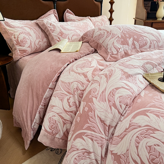 91家纺网 家纺一手货源 找家纺 （总）慕晨 2025新款高克重雕花牛奶绒法式风大宽边拼角吊边床单四件套