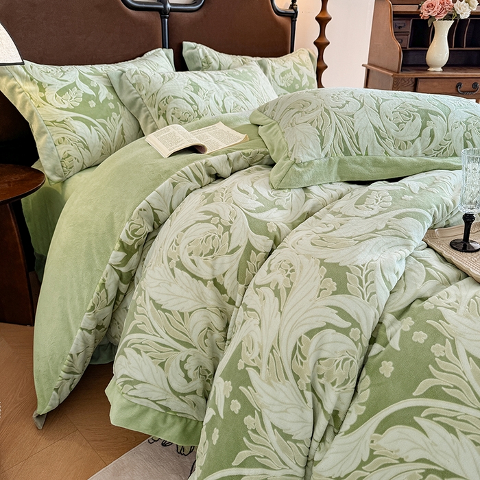 91家纺网 家纺一手货源 找家纺 （总）慕晨 2025新款高克重雕花牛奶绒法式风大宽边拼角吊边床单四件套