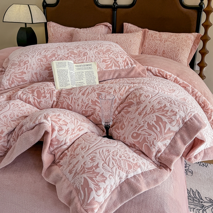 91家纺网 家纺一手货源 找家纺 慕晨 2025新款高克重雕花牛奶绒法式风大宽边拼角吊边床单四件套 可可西里-珊瑚粉