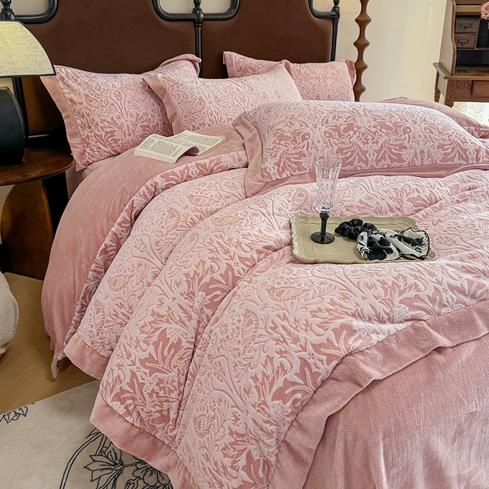 91家纺网 家纺一手货源 找家纺 慕晨 2025新款高克重雕花牛奶绒法式风大宽边拼角吊边床单四件套 可可西里-珊瑚粉