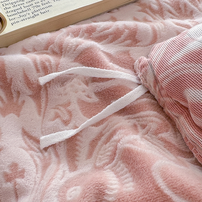 91家纺网 家纺一手货源 找家纺 慕晨 2025新款高克重雕花牛奶绒法式风大宽边拼角吊边床单四件套 可可西里-珊瑚粉