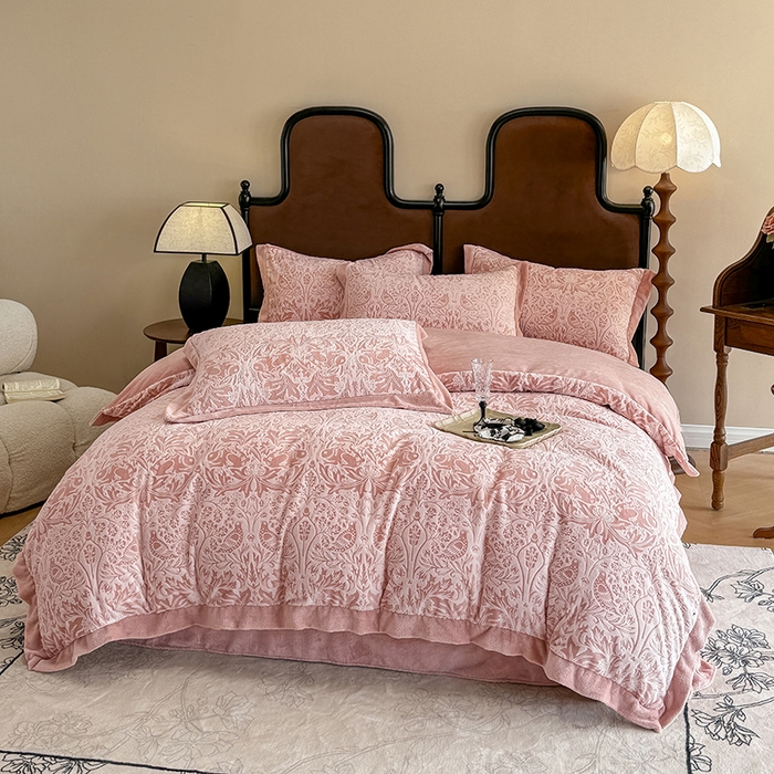91家纺网 家纺一手货源 找家纺 慕晨 2025新款高克重雕花牛奶绒法式风大宽边拼角吊边床单四件套 可可西里-珊瑚粉
