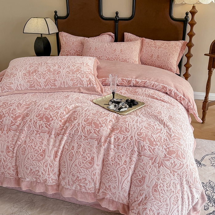 91家纺网 家纺一手货源 找家纺 慕晨 2025新款高克重雕花牛奶绒法式风大宽边拼角吊边床单四件套 可可西里-珊瑚粉