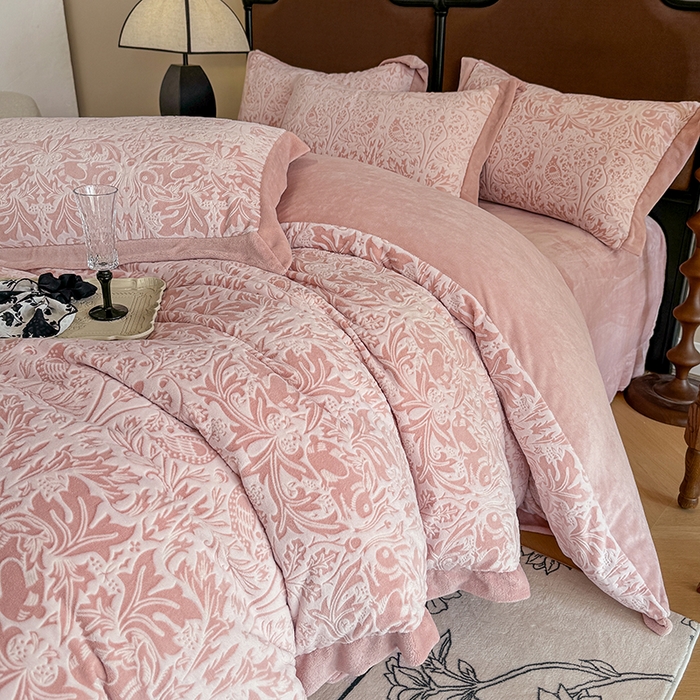 91家纺网 家纺一手货源 找家纺 慕晨 2025新款高克重雕花牛奶绒法式风大宽边拼角吊边床单四件套 可可西里-珊瑚粉