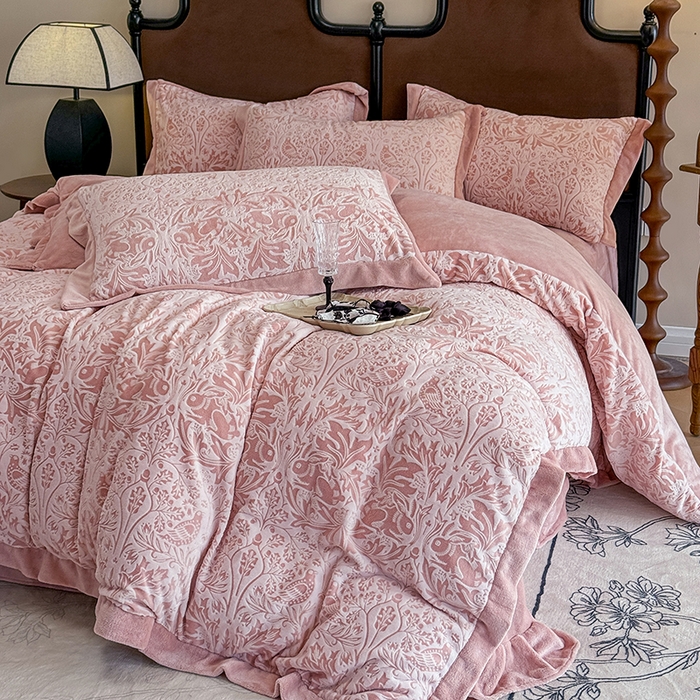 91家纺网 家纺一手货源 找家纺 慕晨 2025新款高克重雕花牛奶绒法式风大宽边拼角吊边床单四件套 可可西里-珊瑚粉