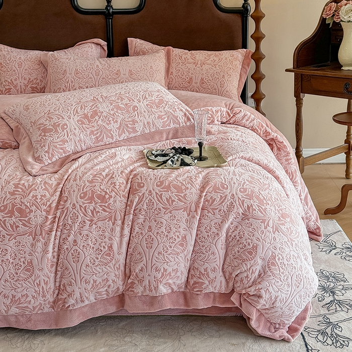 91家纺网 家纺一手货源 找家纺 慕晨 2025新款高克重雕花牛奶绒法式风大宽边拼角吊边床单四件套 可可西里-珊瑚粉