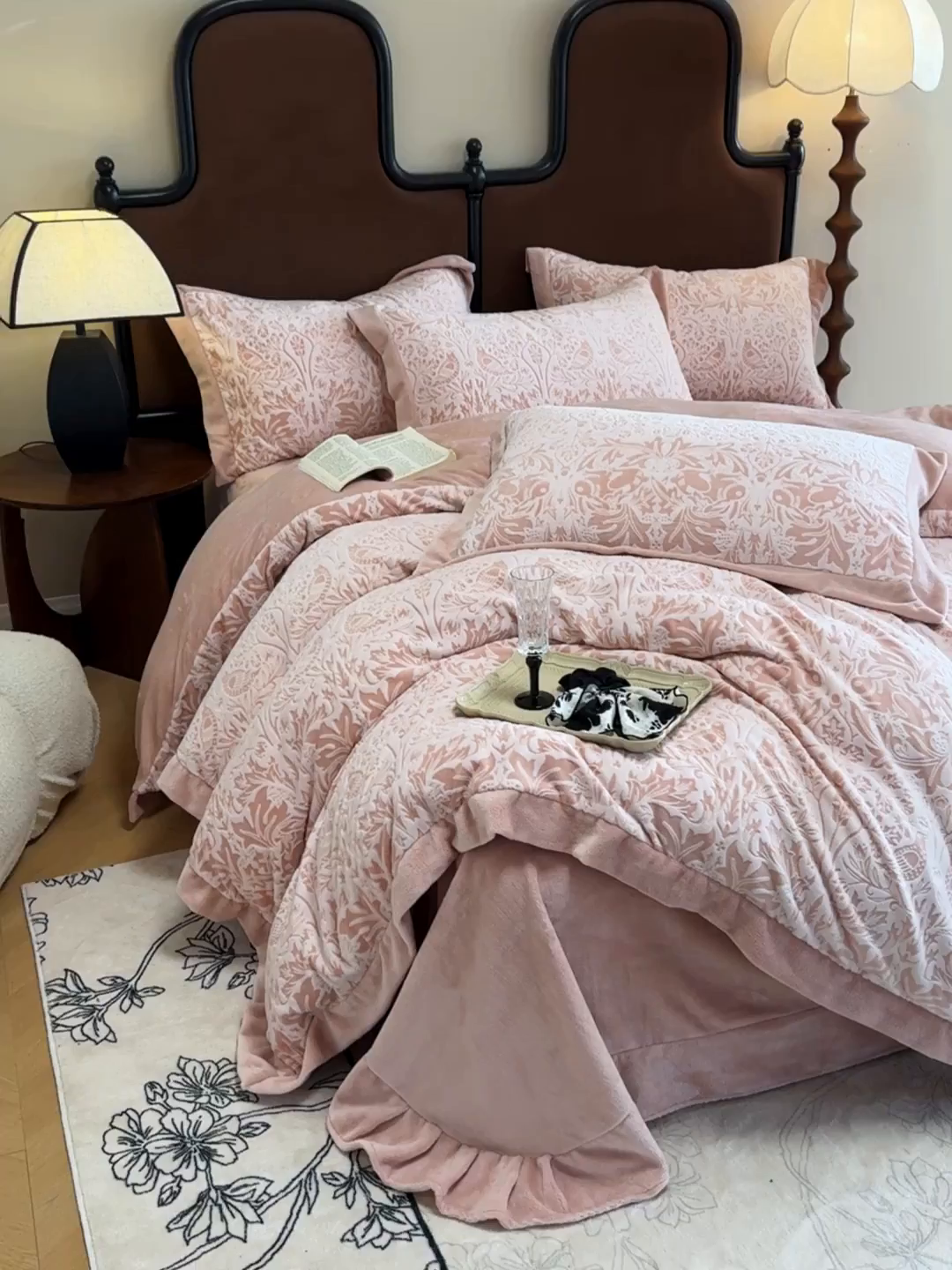 91家纺网 家纺一手货源 找家纺 慕晨 2025新款高克重雕花牛奶绒法式风大宽边拼角吊边床单四件套 可可西里-珊瑚粉