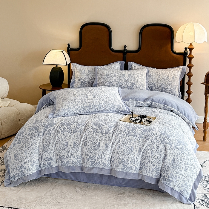 91家纺网 家纺一手货源 找家纺 慕晨 2025新款高克重雕花牛奶绒法式风大宽边拼角吊边床单四件套 可可西里-灰蓝