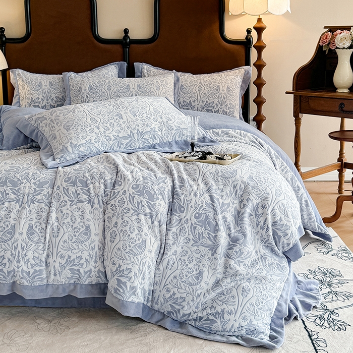 91家纺网 家纺一手货源 找家纺 慕晨 2025新款高克重雕花牛奶绒法式风大宽边拼角吊边床单四件套 可可西里-灰蓝