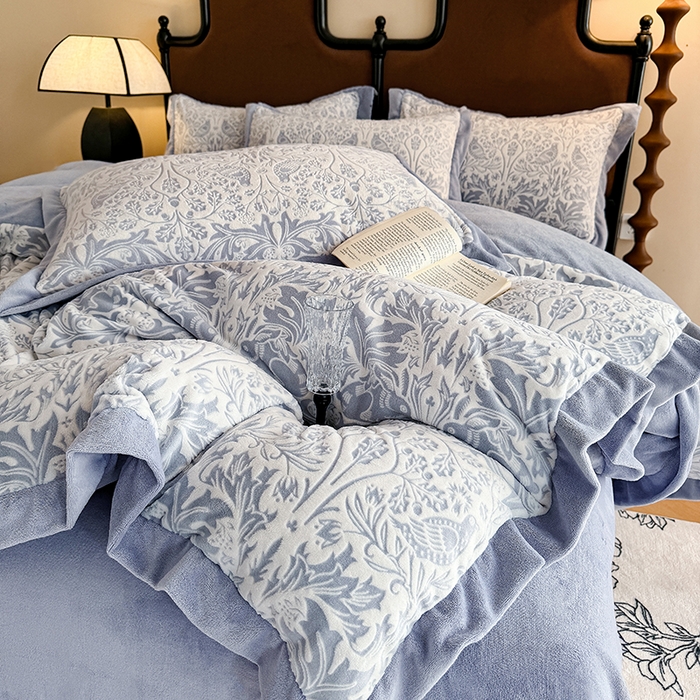 91家纺网 家纺一手货源 找家纺 慕晨 2025新款高克重雕花牛奶绒法式风大宽边拼角吊边床单四件套 可可西里-灰蓝