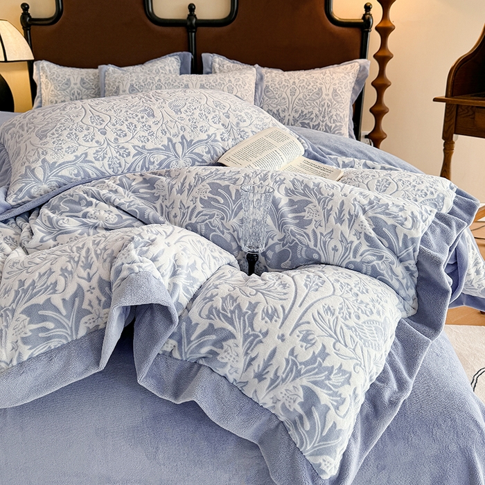91家纺网 家纺一手货源 找家纺 慕晨 2025新款高克重雕花牛奶绒法式风大宽边拼角吊边床单四件套 可可西里-灰蓝