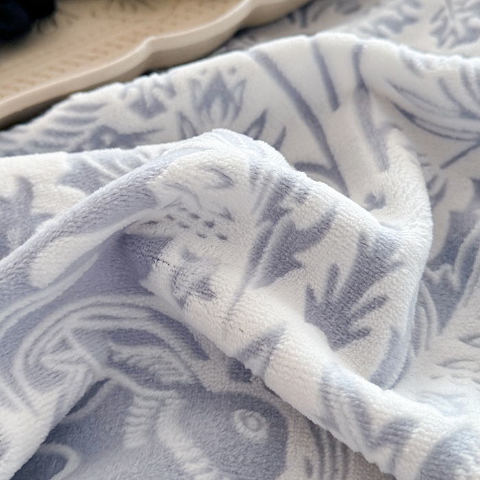 91家纺网 家纺一手货源 找家纺 慕晨 2025新款高克重雕花牛奶绒法式风大宽边拼角吊边床单四件套 可可西里-灰蓝