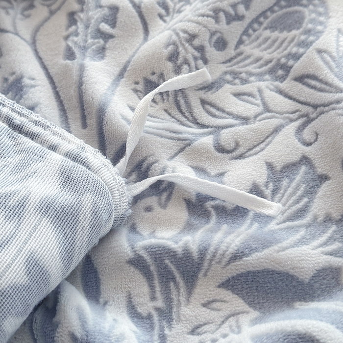 91家纺网 家纺一手货源 找家纺 慕晨 2025新款高克重雕花牛奶绒法式风大宽边拼角吊边床单四件套 可可西里-灰蓝