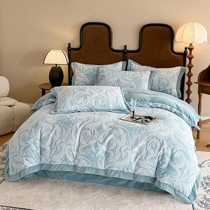 91家纺网 家纺一手货源 找家纺 慕晨 2025新款高克重雕花牛奶绒法式风大宽边拼角吊边床单四件套 图岚朵-柔雾蓝
