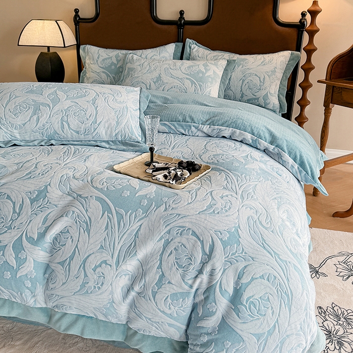 91家纺网 家纺一手货源 找家纺 慕晨 2025新款高克重雕花牛奶绒法式风大宽边拼角吊边床单四件套 图岚朵-柔雾蓝