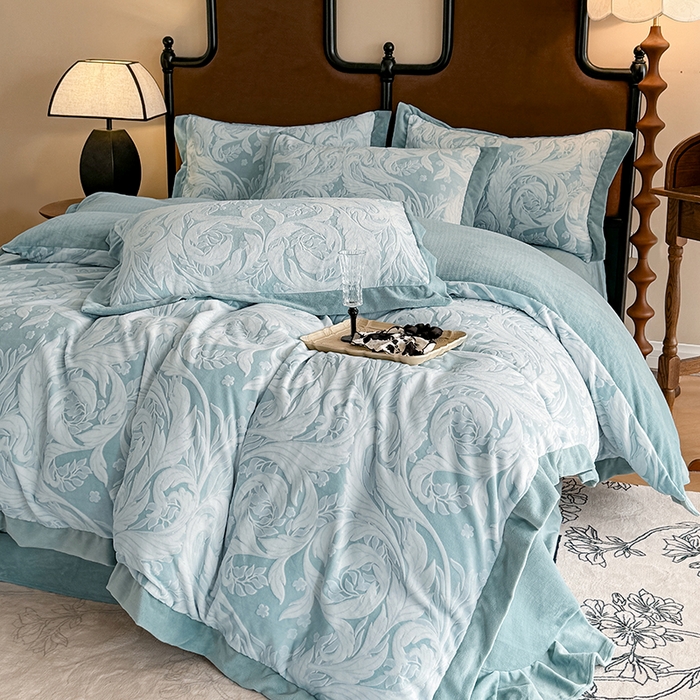 91家纺网 家纺一手货源 找家纺 慕晨 2025新款高克重雕花牛奶绒法式风大宽边拼角吊边床单四件套 图岚朵-柔雾蓝