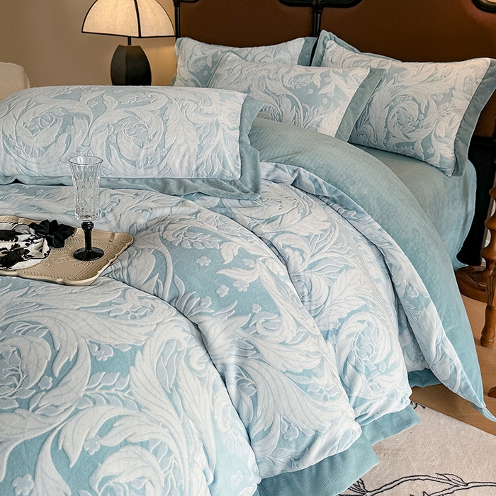 91家纺网 家纺一手货源 找家纺 慕晨 2025新款高克重雕花牛奶绒法式风大宽边拼角吊边床单四件套 图岚朵-柔雾蓝