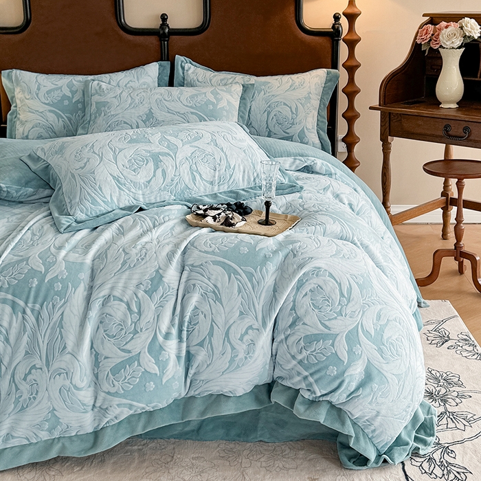 91家纺网 家纺一手货源 找家纺 慕晨 2025新款高克重雕花牛奶绒法式风大宽边拼角吊边床单四件套 图岚朵-柔雾蓝