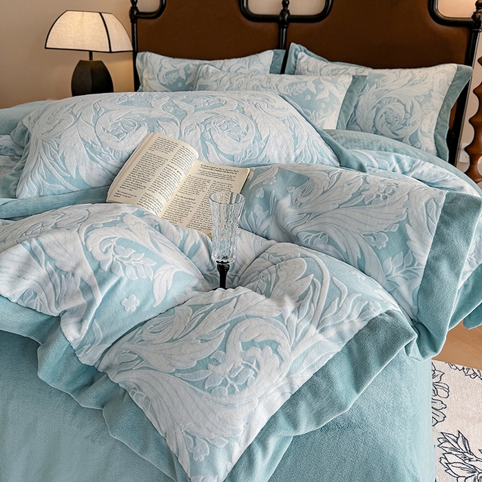 91家纺网 家纺一手货源 找家纺 慕晨 2025新款高克重雕花牛奶绒法式风大宽边拼角吊边床单四件套 图岚朵-柔雾蓝