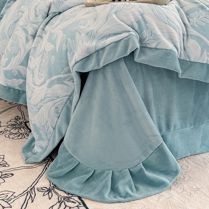 91家纺网 家纺一手货源 找家纺 慕晨 2025新款高克重雕花牛奶绒法式风大宽边拼角吊边床单四件套 图岚朵-柔雾蓝