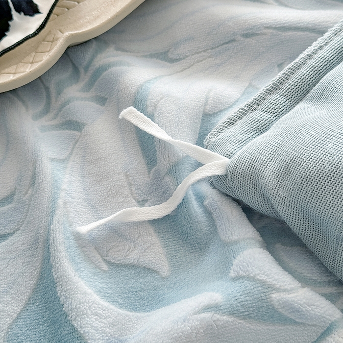 91家纺网 家纺一手货源 找家纺 慕晨 2025新款高克重雕花牛奶绒法式风大宽边拼角吊边床单四件套 图岚朵-柔雾蓝