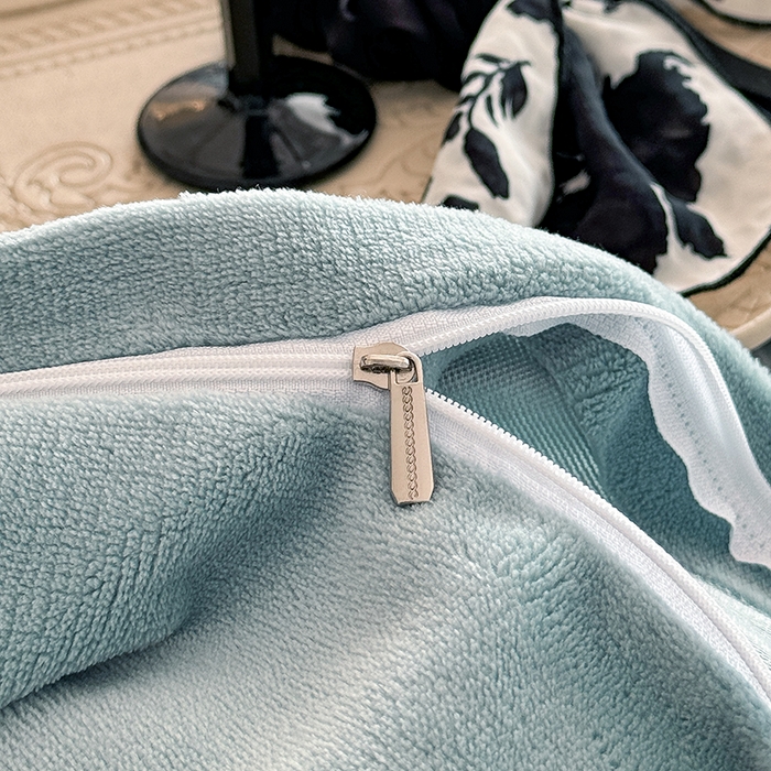 91家纺网 家纺一手货源 找家纺 慕晨 2025新款高克重雕花牛奶绒法式风大宽边拼角吊边床单四件套 图岚朵-柔雾蓝