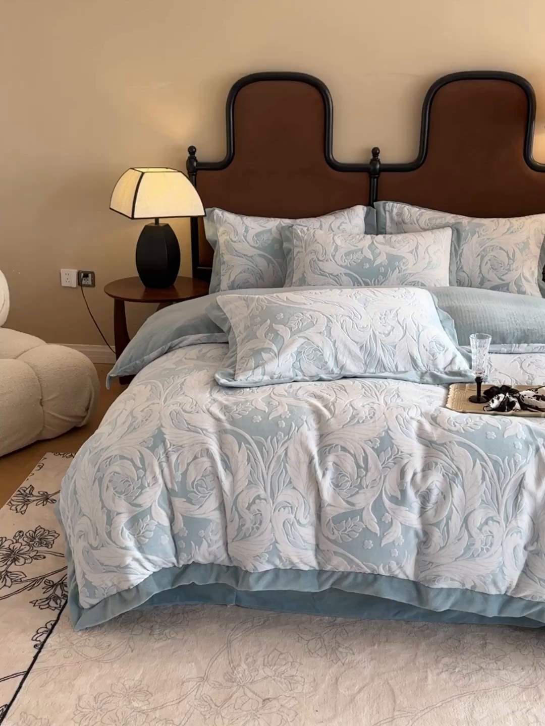 91家纺网 家纺一手货源 找家纺 慕晨 2025新款高克重雕花牛奶绒法式风大宽边拼角吊边床单四件套 图岚朵-柔雾蓝