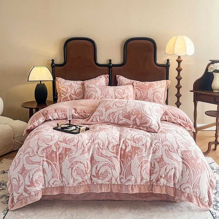 91家纺网 家纺一手货源 找家纺 慕晨 2025新款高克重雕花牛奶绒法式风大宽边拼角吊边床单四件套 图岚朵-珊瑚粉