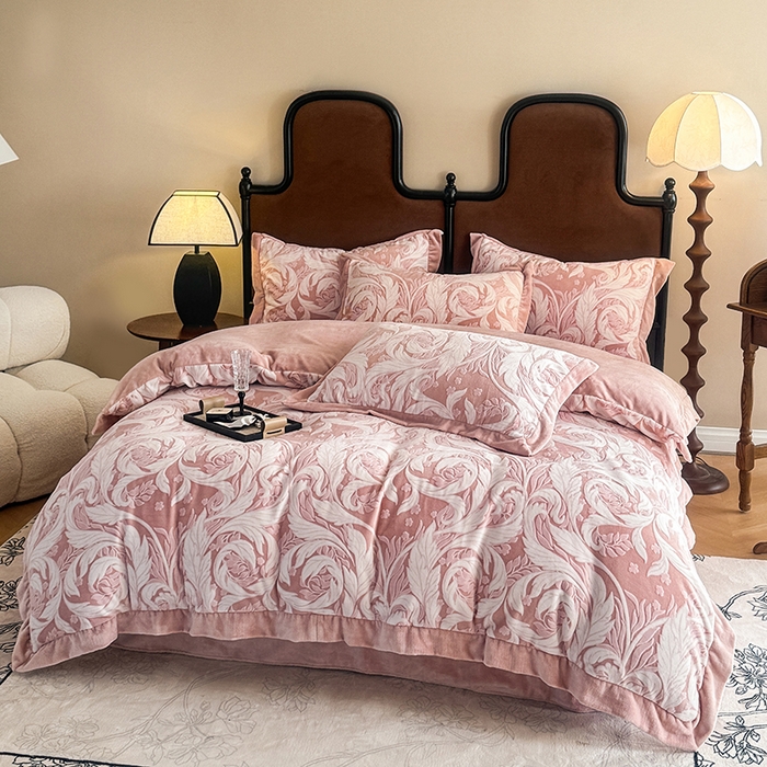 91家纺网 家纺一手货源 找家纺 慕晨 2025新款高克重雕花牛奶绒法式风大宽边拼角吊边床单四件套 图岚朵-珊瑚粉