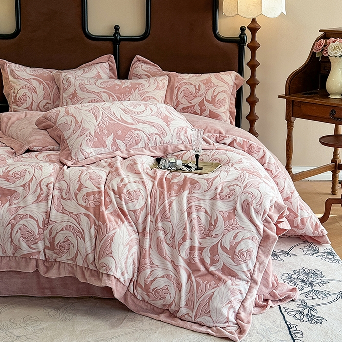 91家纺网 家纺一手货源 找家纺 慕晨 2025新款高克重雕花牛奶绒法式风大宽边拼角吊边床单四件套 图岚朵-珊瑚粉