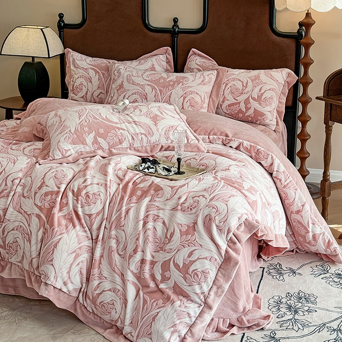 91家纺网 家纺一手货源 找家纺 慕晨 2025新款高克重雕花牛奶绒法式风大宽边拼角吊边床单四件套 图岚朵-珊瑚粉