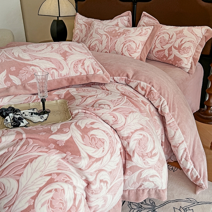 91家纺网 家纺一手货源 找家纺 慕晨 2025新款高克重雕花牛奶绒法式风大宽边拼角吊边床单四件套 图岚朵-珊瑚粉