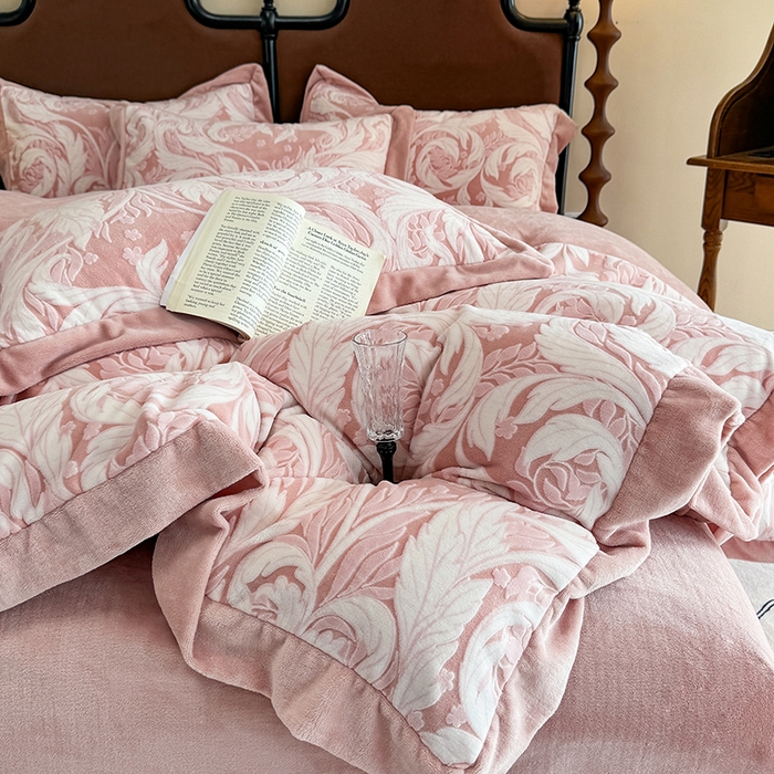 91家纺网 家纺一手货源 找家纺 慕晨 2025新款高克重雕花牛奶绒法式风大宽边拼角吊边床单四件套 图岚朵-珊瑚粉