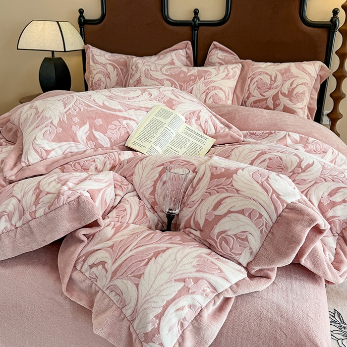 91家纺网 家纺一手货源 找家纺 慕晨 2025新款高克重雕花牛奶绒法式风大宽边拼角吊边床单四件套 图岚朵-珊瑚粉