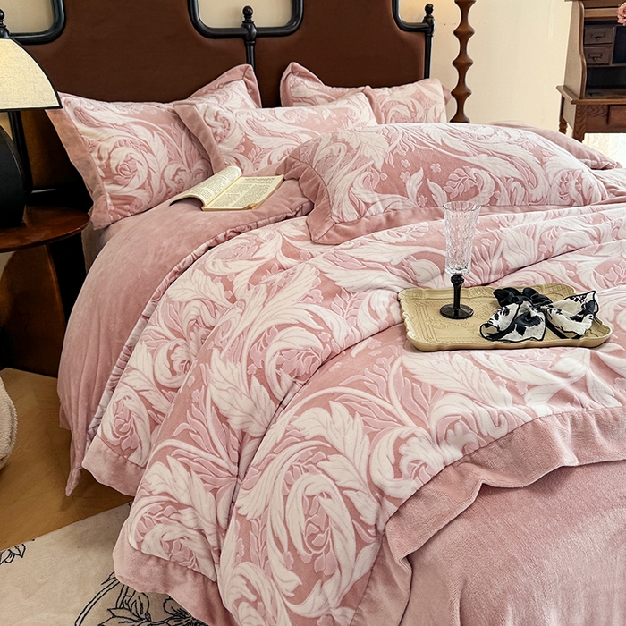 91家纺网 家纺一手货源 找家纺 慕晨 2025新款高克重雕花牛奶绒法式风大宽边拼角吊边床单四件套 图岚朵-珊瑚粉