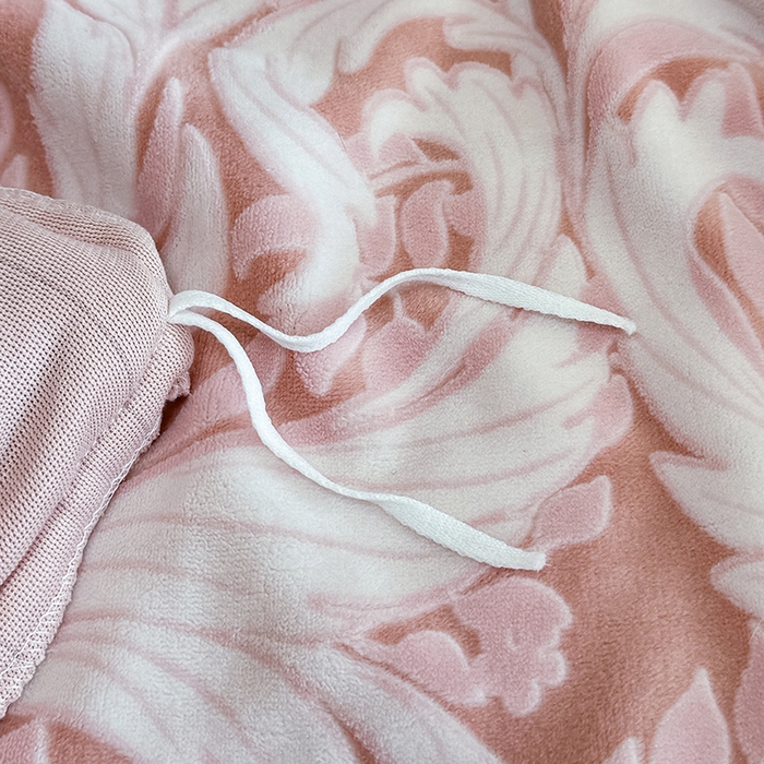 91家纺网 家纺一手货源 找家纺 慕晨 2025新款高克重雕花牛奶绒法式风大宽边拼角吊边床单四件套 图岚朵-珊瑚粉