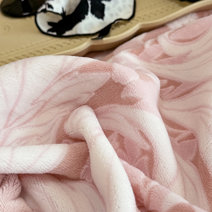 91家纺网 家纺一手货源 找家纺 慕晨 2025新款高克重雕花牛奶绒法式风大宽边拼角吊边床单四件套 图岚朵-珊瑚粉