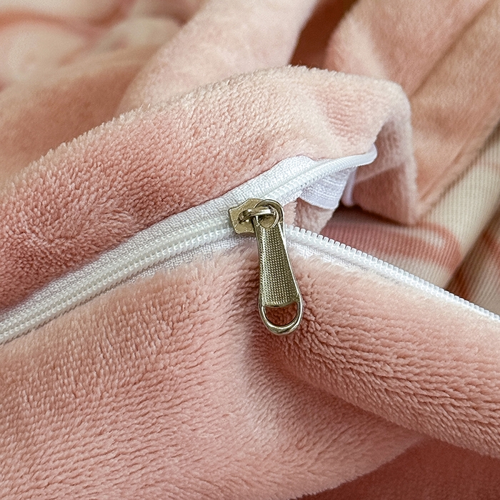 91家纺网 家纺一手货源 找家纺 慕晨 2025新款高克重雕花牛奶绒法式风大宽边拼角吊边床单四件套 图岚朵-珊瑚粉