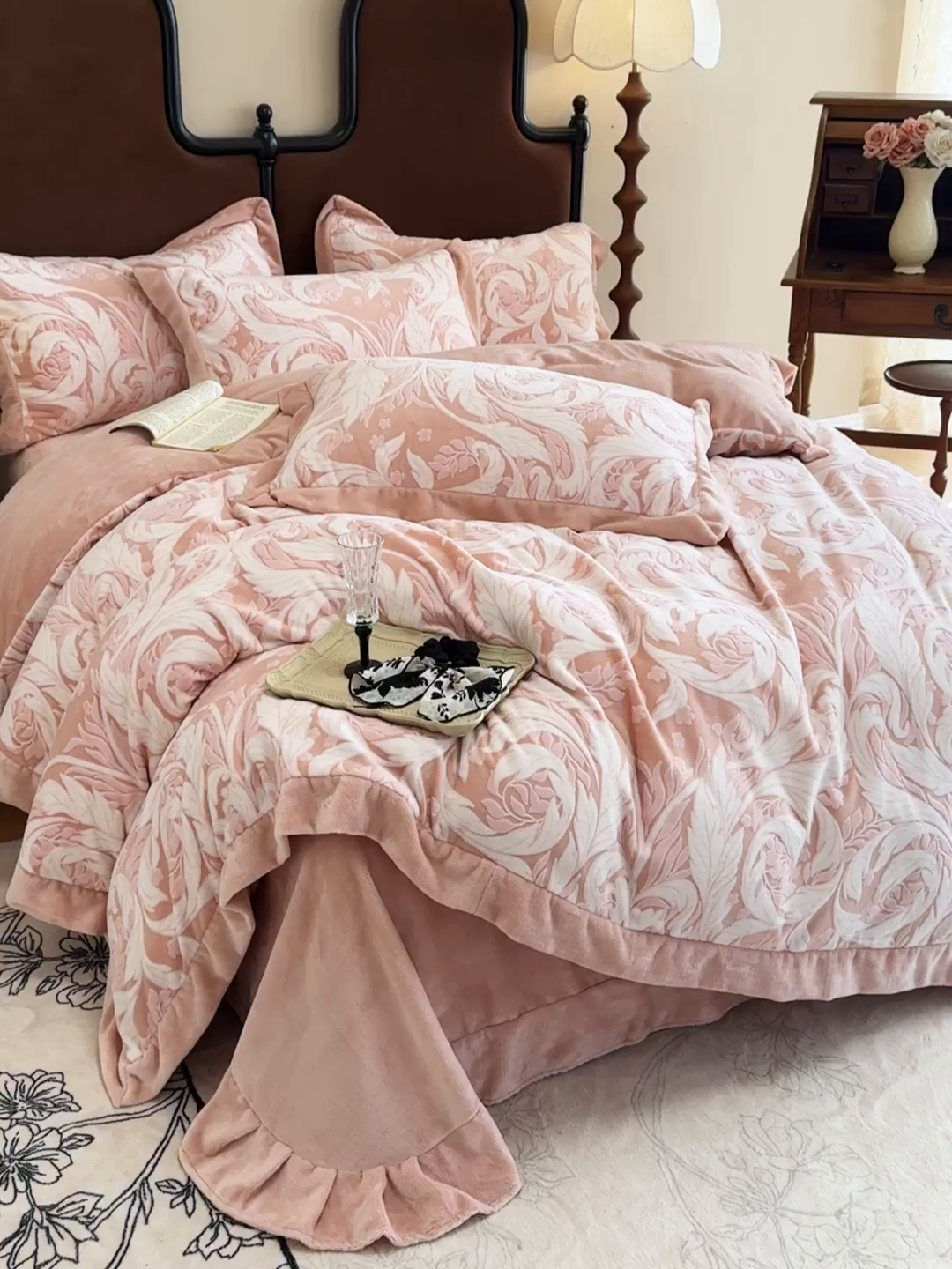 91家纺网 家纺一手货源 找家纺 慕晨 2025新款高克重雕花牛奶绒法式风大宽边拼角吊边床单四件套 图岚朵-珊瑚粉