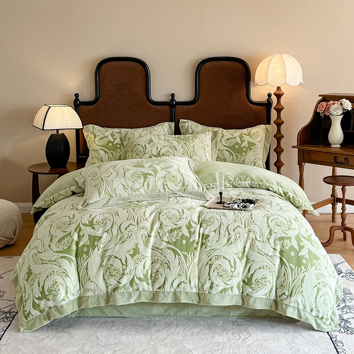 91家纺网 家纺一手货源 找家纺 慕晨 2025新款高克重雕花牛奶绒法式风大宽边拼角吊边床单四件套 图岚朵-松石绿
