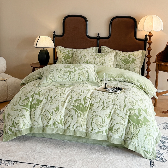 91家纺网 家纺一手货源 找家纺 慕晨 2025新款高克重雕花牛奶绒法式风大宽边拼角吊边床单四件套 图岚朵-松石绿