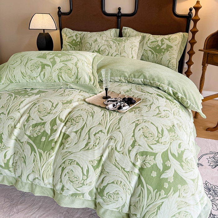91家纺网 家纺一手货源 找家纺 慕晨 2025新款高克重雕花牛奶绒法式风大宽边拼角吊边床单四件套 图岚朵-松石绿