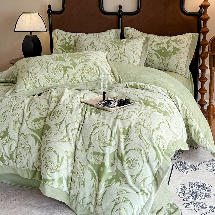 91家纺网 家纺一手货源 找家纺 慕晨 2025新款高克重雕花牛奶绒法式风大宽边拼角吊边床单四件套 图岚朵-松石绿