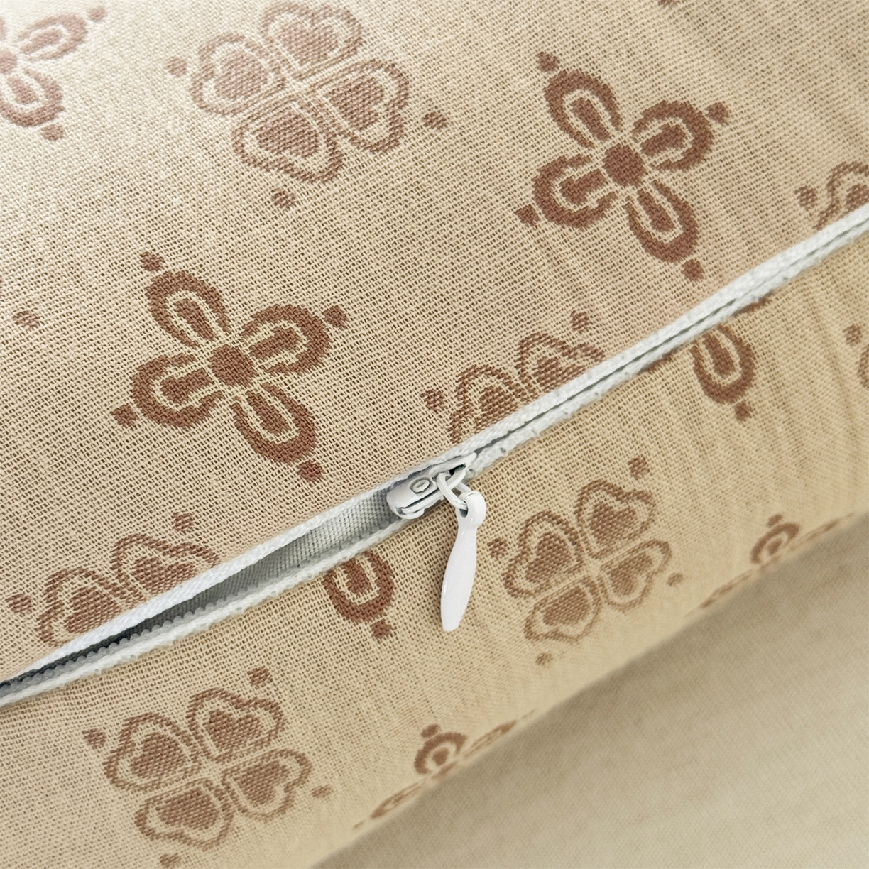 91家纺网 家纺一手货源 找家纺 麦肯锡 2025新款双层纱圆柱荞麦枕 枕头枕芯 棕色/对