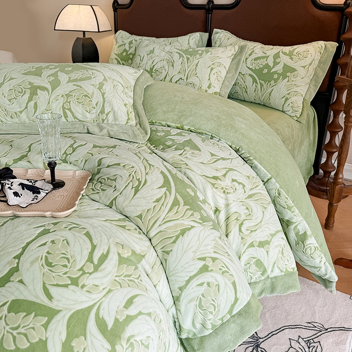 91家纺网 家纺一手货源 找家纺 慕晨 2025新款高克重雕花牛奶绒法式风大宽边拼角吊边床单四件套 图岚朵-松石绿